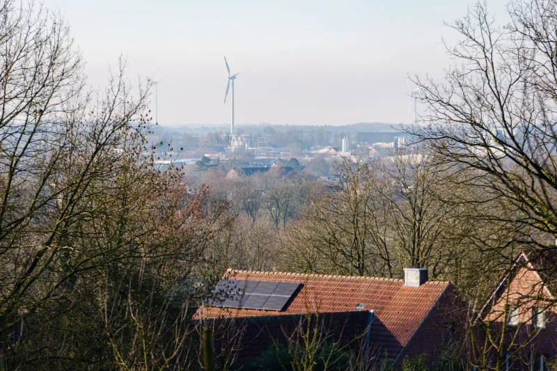 Home Energy Showdown: Solar Panels vs. Wind vs. the Grid — What Actually Saves You Money by Region